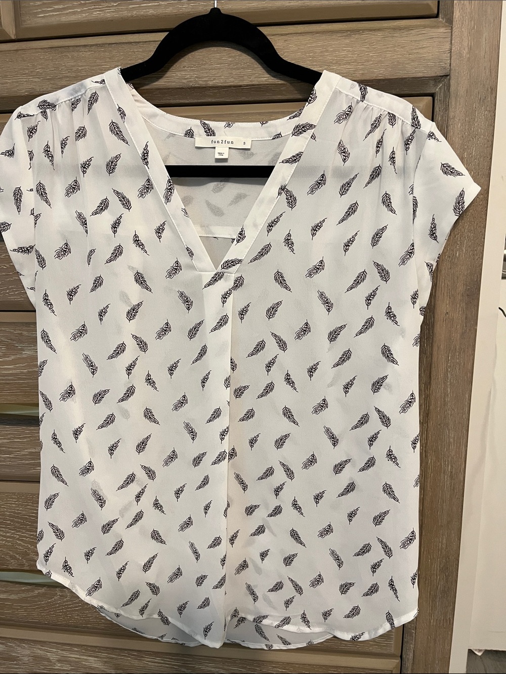 fun 2 fun White Feather-Print V-Neck Short Sleeve Blouse Size S